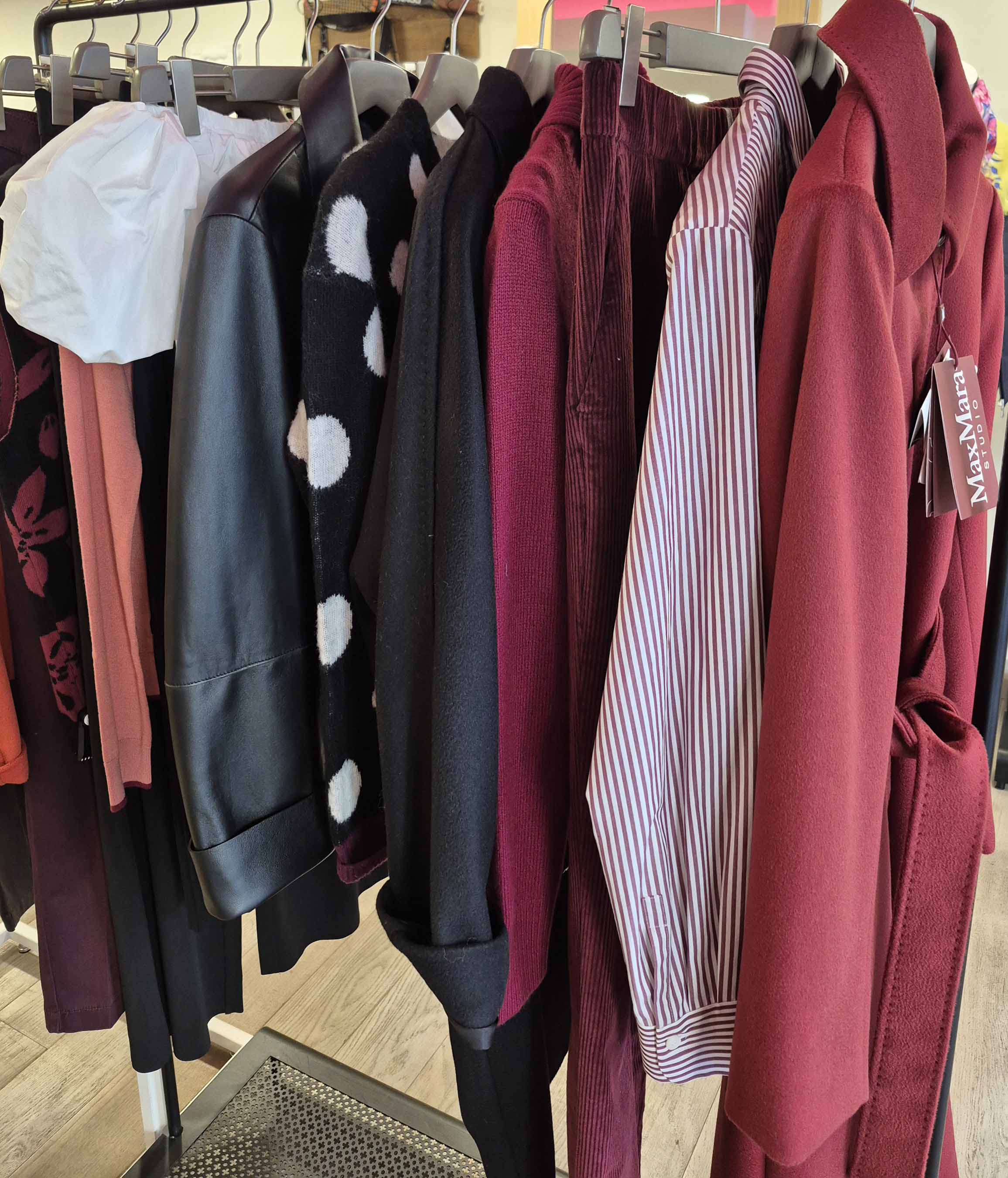 Sélection de vêtements féminins bordeaux, roses et noirs pour la saison automne-hiver chez Maïté Boutic.
