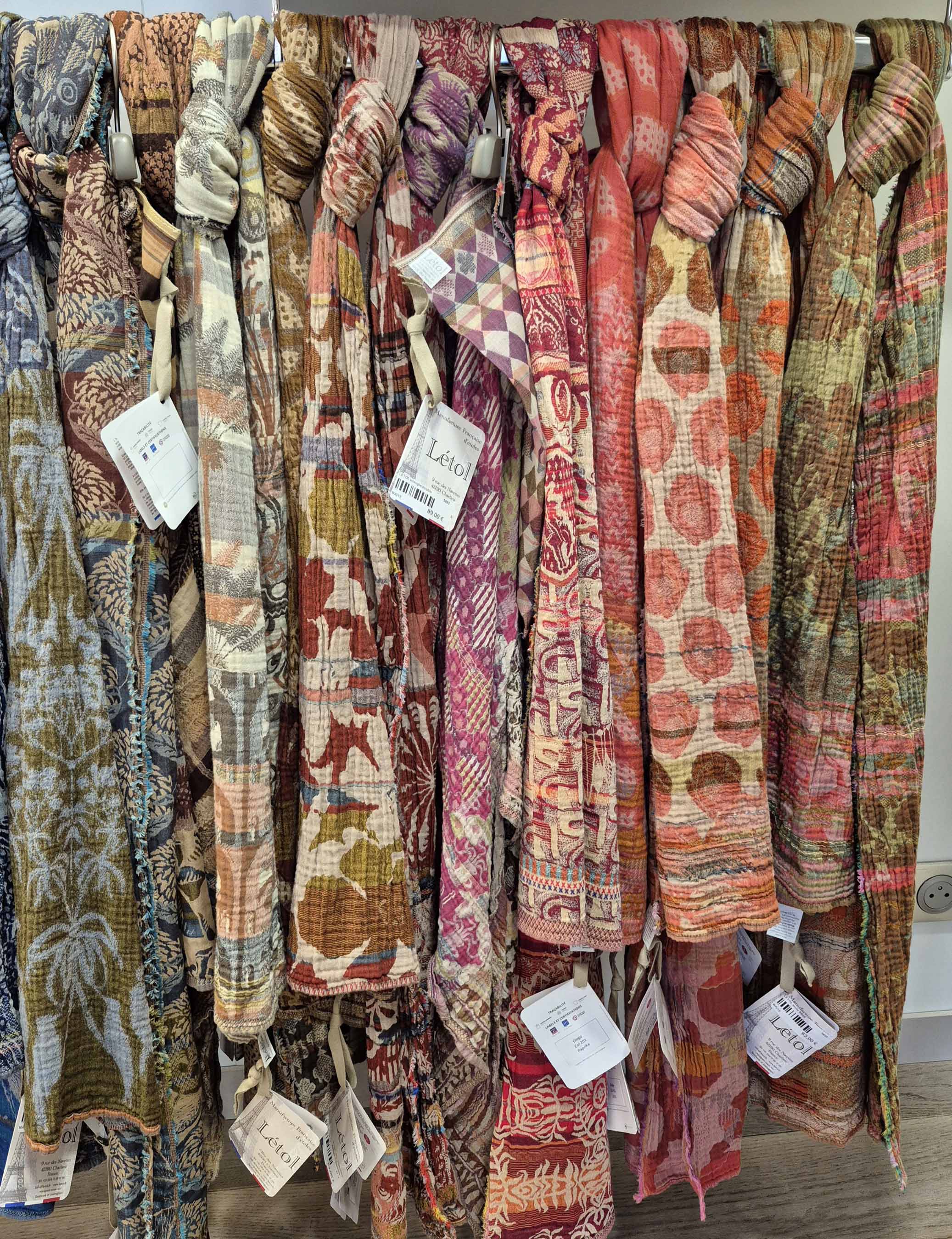 Collection d'écharpes et foulards féminins à motifs floraux et graphiques chez Maïté Boutic à Ferney-Voltaire.