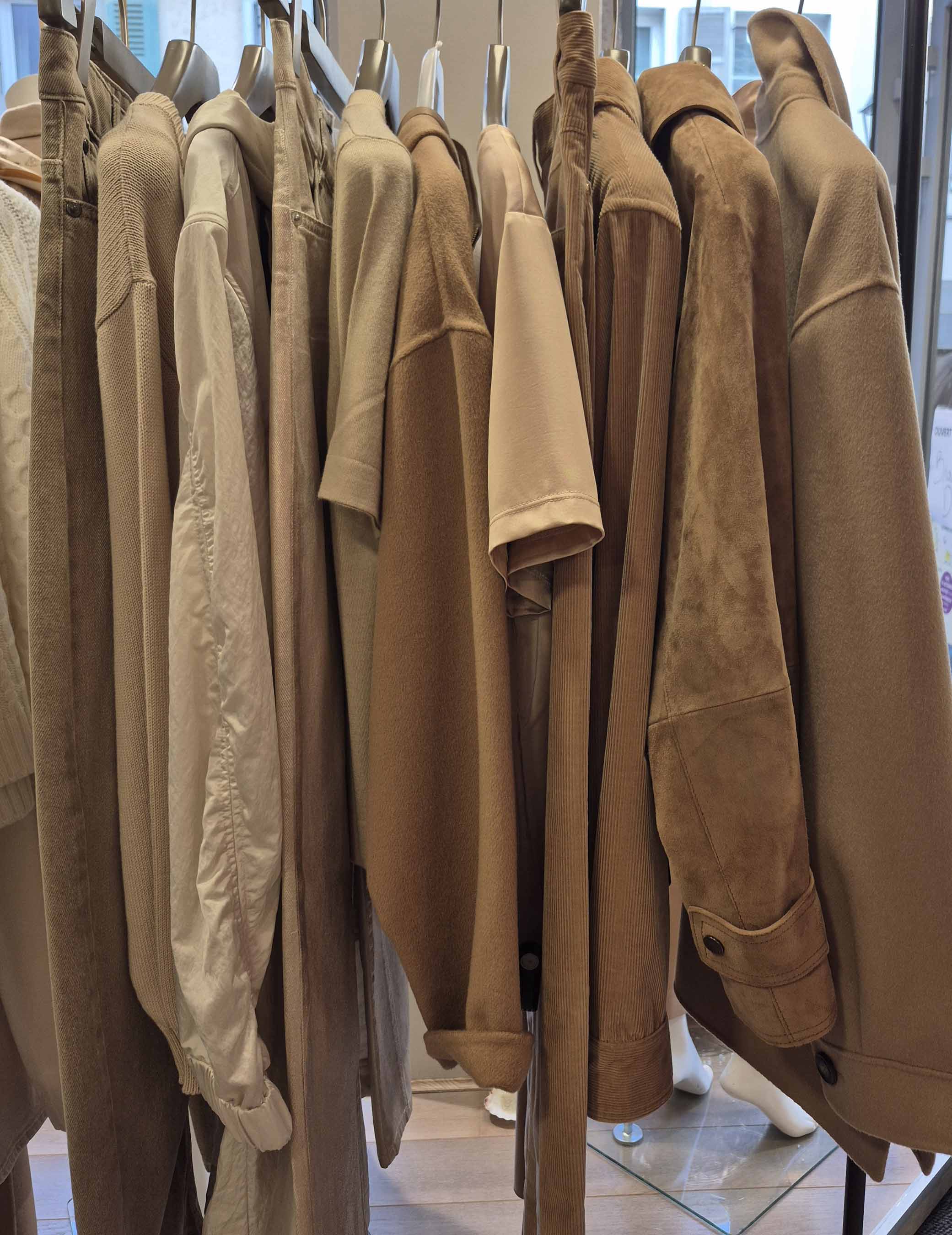 Sélection de vestes et manteaux femme aux nuances camel et beige chez Maïté Boutic à Ferney-Voltaire.